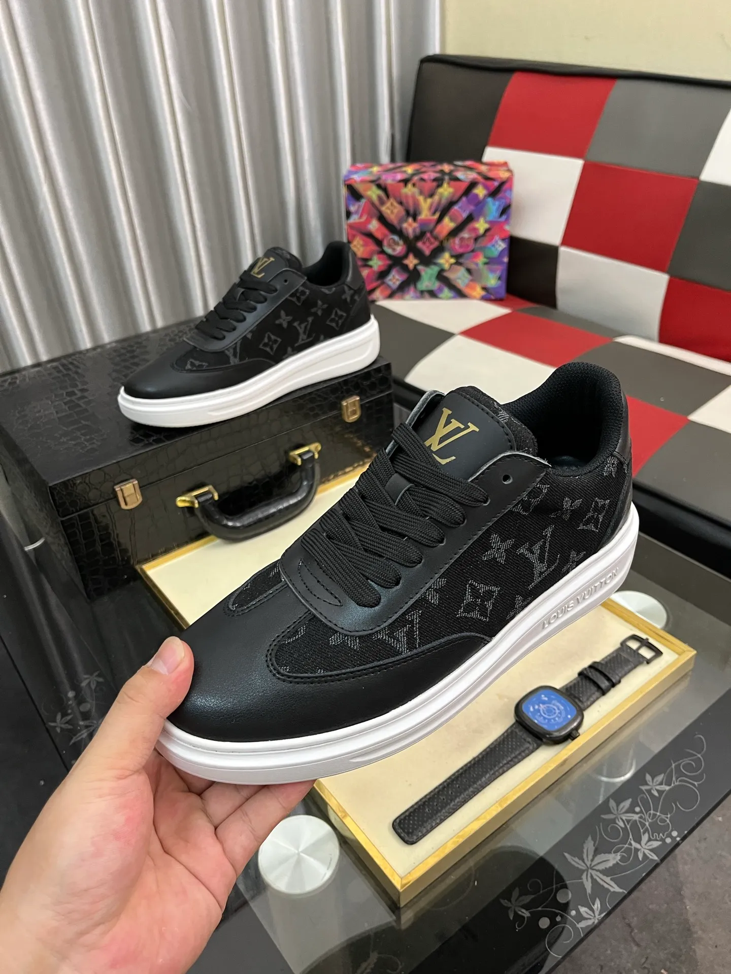 Men's shoes 💰540⌚️⌚️ Louis vuitton/LV Louis Vuitton 》Original quality.~ Unique modern style sneakers. 🏃A must-have casual shoe for trendy men😍😍 Original brand imported from Italy, imported original leather, sheep lining (refuses to discolor and grind feet) Sole: Original sole provided by the original factory, French lazy style design ⚠️Fit to the feet, original quality, super comfortable original sole. Code number: 38-445️⃣Colors available
